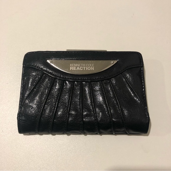 Kenneth Cole Reaction Wallet Womens - Picture 1 of 6